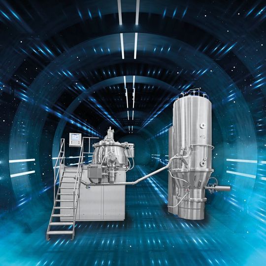 Granulierer und Wirbelschichttrockner sind in der realen Anlage durch eine Wandinstallation räumlich getrennt. Das entkoppelt die Granulation von der Trocknung. Granulierer und Wirbelschichttrockner sind in der realen Anlage durch eine Wandinstallation räumlich getrennt. Das entkoppelt die Granulation von der Trocknung.