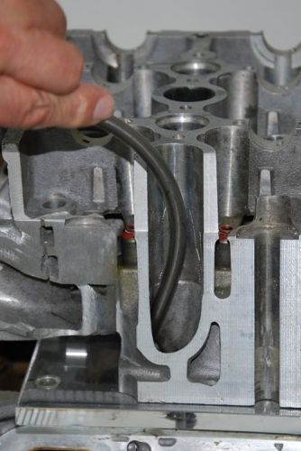 Das Strahlrohr kann der Anwender anpassen, so erreicht er auch schwer zugängliche Stellen. (Foto: Holz)