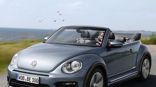 Der Einstiegspreis für das überarbeitete Beetle-Cabrio liegt bei 22.800 Euro. (VW)