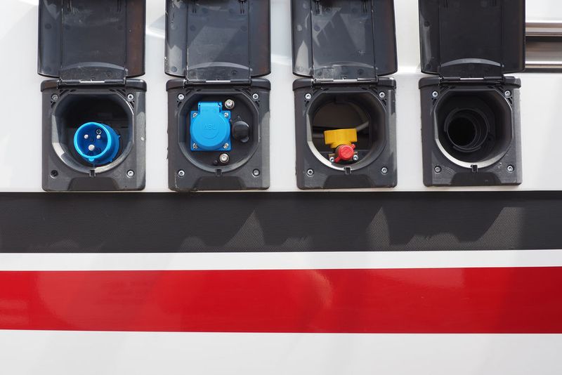Es gibt zudem Außenanschlüsse für Strom und Gas. (Camperliebe)