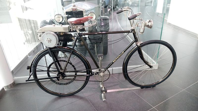 Ein Fahrrad der Marke Edelweiß, aber mit Hilfsmotor von DKW, Baujahr 1921. Der kleine Einzylinder-Zweitaktmotor leistet 1 PS aus 118 cm3 und macht das Gefährt immerhin 35 km/h schnell. Der Verbrauch: 1,8 l auf 100 km (Bild: Dominsky – VCG)