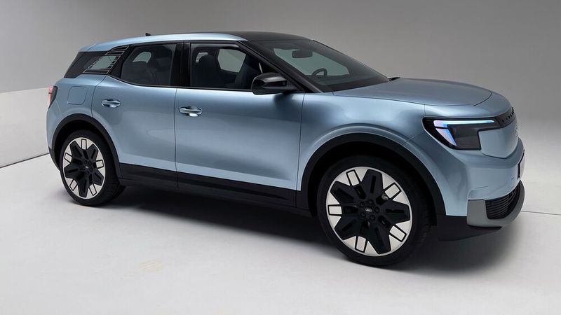 Seitlich betrachtet, hat der 1,60 m hohe Wagen eine hohe Gürtellinie. Den Eindruck unterstützen die 21 Zoll Reifen. Da die A-Säule nicht in Hellblau (Arctic Blue) gehalten ist, wirkt es, als schwebe das Dach über der Frontscheibe.  (Bild: Dirk Kunde)