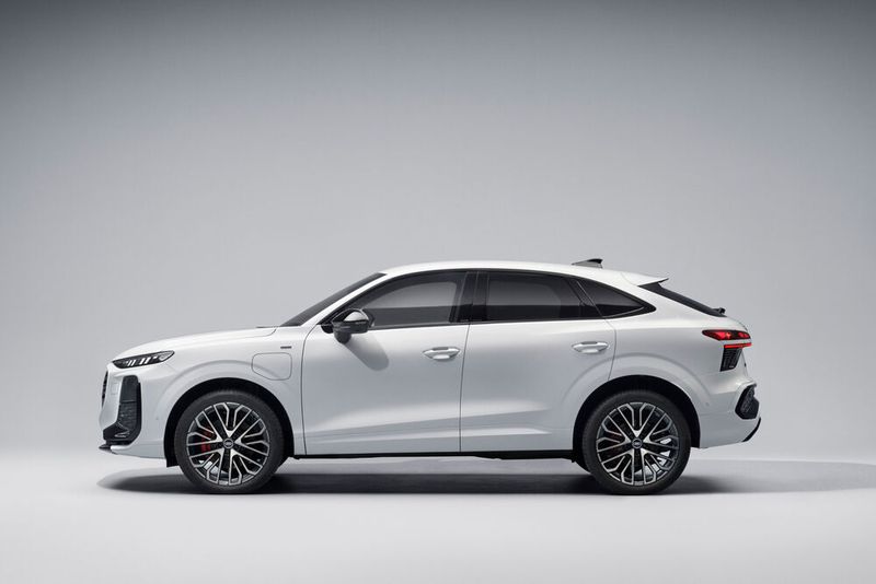 Die Dachlinie des Q3 Sportback verläuft eine Zentimeter flacher als die des Q3 SUV. (Bild: Audi)