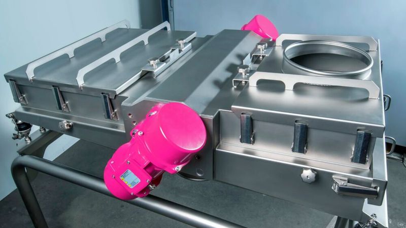 Auch Vibrationssiebmaschinen können empfindliche Schüttgüter sieben. Wichtig dabei: Einstellbare Siebparamter die individuell an das Siebgut angepasst werden. (Bild: J. Engelsmann)