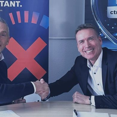 Steffen Winkler (li.), Vertriebsleitung Business Unit Automation & Electrification Solutions bei Bosch Rexroth, begrüßt Oliver Roth, Chairman of the Board, Grossenbacher Automation AG als neuen ctrlX OS OEM Partner. (Bild: Bosch Rexroth AG)