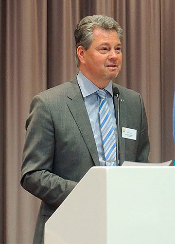 Der Igedos-Vorsitzende Rolf Höschele eröffnete die Veranstaltung mit einer Rede. (Foto: Reich)