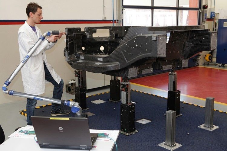 Auch Alfa Romeos neuer 4C bedient sich eines Monocoque aus CFK als der zentrale Kern eines neuen Karosseriekonzepts. Gut zu sehen an dem nur 65 kg leichten Monocoque: die großflächigen Aufnahmepunkte (rechts) für den hinterer Hilfsrahmen aus Metall. (Foto: Alfa Romeo)