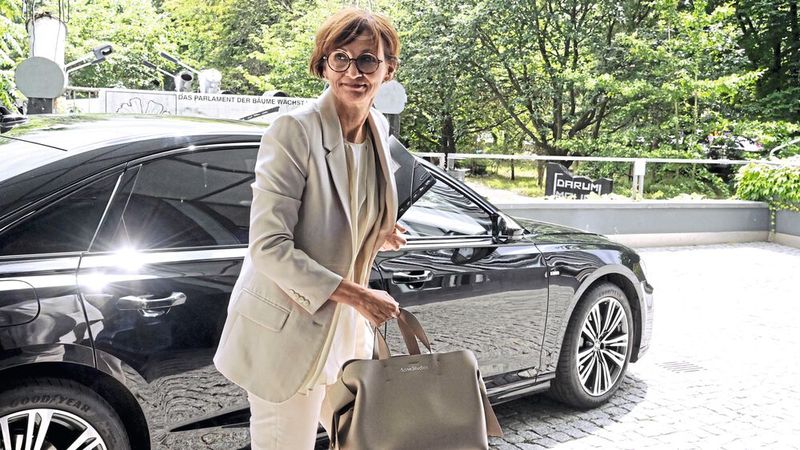 Bettina Stark-Watzinger steigt vor dem Haus der Bundespressekonferenz aus ihrem Audi.(Bild:  picture alliance / Geisler-Fotopress)