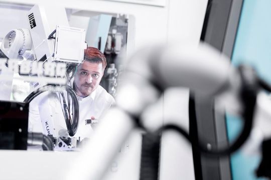 Mit dem netX 90 von Hilscher integrieren Sie Kommunikation und Steuerung in Ihre Maschinen mit nur einem SoC.(Bild:  Hilscher)