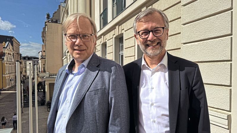 CIO Marco Anschütz und Minister Heiko Geue sind ein eingespieltes Team und verantworten die Digitalisierung in Mecklenburg-Vorpommern.(Bild:  Ministerium für Finanzen und Digitalisierung Mecklenburg-Vorpommern)