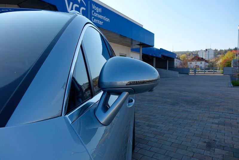 Die eleganten Außenspiegel mit ihren zweigeteilten Füßen kosten wie vieles bei Porsche Aufpreis. (Sven Prawitz/»Automobil Industrie«)