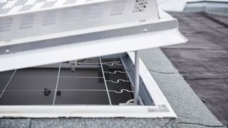 Lichtkuppeln auf Lager- und Produktionsgebäuden, hier in Lüftungsstellung, können optimal zum Austausch warmer Innenluft gegen kühlere Außenluft beitragen. (Bild: FVLR)