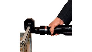 Das neue, leistungsstarke Hand-Akku-Clinch- und Stanzgerät ULBG von BTM ist einfach zu handhaben und für bis zu 280 Clinchpunkte mit nur einer Akkuladung geeignet. Bild: Ruthenberg (Archiv: Vogel Business Media)