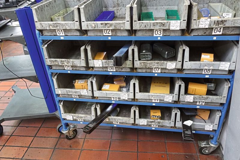 Eine Box für jeden Auftrag, und auch die Boxen fliegen nicht irgendwo herum. Ein Konzept, das sich nicht nur bei Tiemeyer bewährt hat. (Bild: Rosenow/»kfz-betrieb«)