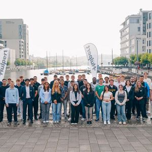 Mit einem mehrtägigen Onboarding-Programm starteten 44 neue Auszubildende bei der Hülpert Unternehmensgruppe ihren Berufseinstieg. Maximilian Mergenthaler (hinten v.l.), Geschäftsführer der Hülpert Unternehmensgruppe, Eric Sander, Geschäftsführer Hülpert Lifestyle Holding GmbH & Co. KG, Hülpert-Personalleiterin Daniela Springob und Marc Ottmann, Geschäftsführer der Hülpert Mobility Holding GmbH & Co. KG, begrüßten die jungen Mitarbeiter. (Bild:  Hülpert)