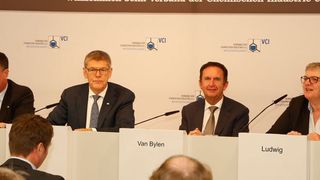 Plädoyer für Zusammenarbeit: Der VCI-Präsident betont, dass nur ein wirtschaftlich starkes und politisch geeintes Europa von den USA und China als Partner auf Augenhöhe akzeptiert würde. Einzelne europäische Nationalstaaten hätten keine Chance, auf der Weltbühne Gehör zu finden. (VCI/Andreas Döring)