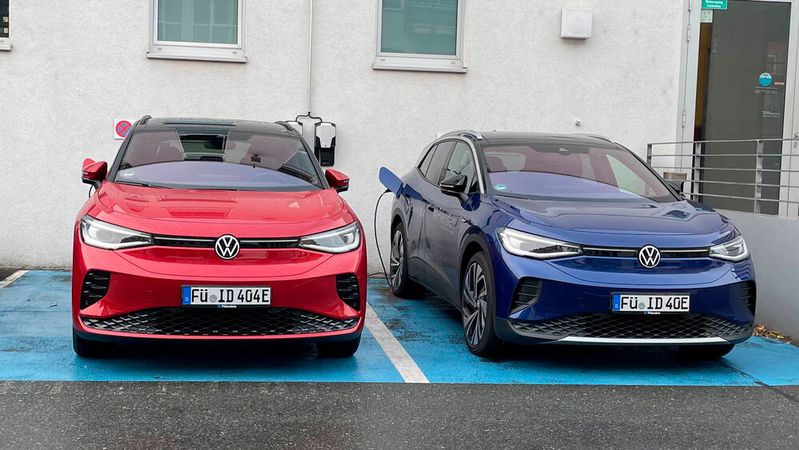VW vertreibt bislang die Modelle ID 3 und ID 4 (hier im Bild) im Agentursystem an Einzelkunden. VW vertreibt bislang die Modelle ID 3 und ID 4 (hier im Bild) im Agentursystem an Einzelkunden.