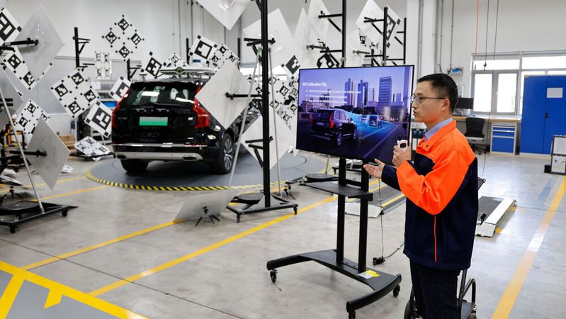 Im Research & Development-Zentrum Shanghai stimmt Volvo Fahrzeuge auf den chinesischen Markt ab. Hier werden die Bordkameras kalibriert.(Bild:  Weigl/Volvo)