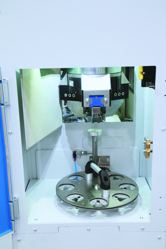 Das Zahnstangengetriebe hebt die Gussprobe zehntelmillimetergenau in die Position, in der sie die Fräsköpfe später bearbeiten werden.(Bild:  Herzog Maschinenfabrik)