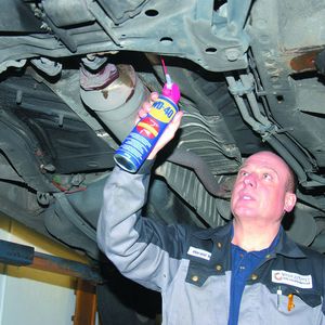 Einmal ausprobiert und gleich umgestiegen:Werkstattinhaber Harald Mäuer probierte WD-40 mit Smart-Straw aus. Sein Urteil: „Eine clevere Idee“. Fotos: Dominsky