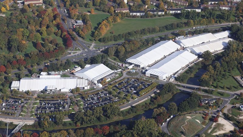 In sechs thematisch gegliederten Hallen präsentieren Automobilzulieferer auf der IZB 2024 in Wolfsburg ihre Produkte und Leistungen dem Fachpublikum. (Bild:  Wolfsburg AG)