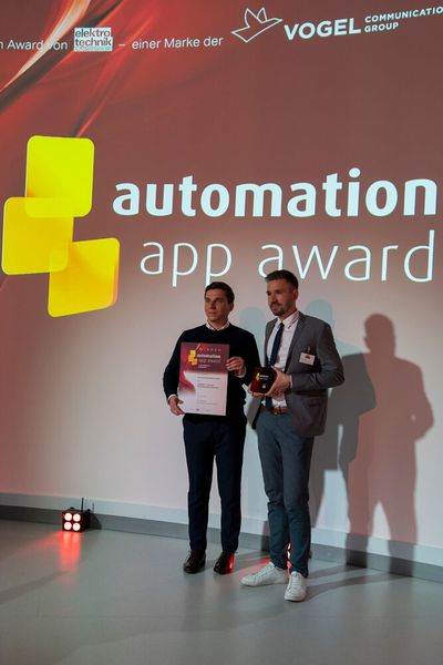 Die Anreise aus Österreich hat sich gelohnt: Maximilian Werschitz, Head of Industry 4.0 & Digital Service bei Pia Automation Austria und Rick Tauss, Industry 4.0 Software Manager bei Pia, nahmen den Award in Würzburg entgegen.  (Bild: Sebastian Human / VCG)