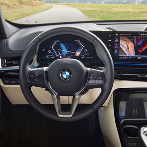 Das Cockpit und die Instrumentenanordnung sind bereits aus der 3er-Baureihe bekannt.(Bild:  Autoren-Union Mobilität / BMW)