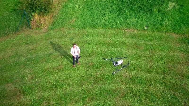 Immer Sichtkontakt zum Fluggerät halten: Etwa bei Fassadenaufnahmen bedarf es noch einer aktiven Steuerung. In einem nächsten Entwicklungsschritt sollen die Drohnen autonom agieren. (Siemens)