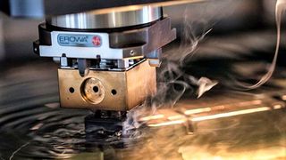 Berliner Forscher untersuchen, ob man Werkzeugelektroden aus Wolframkarbid-Cobalt (WC-CO) für das Senkerodieren (der Prozess hier im Bild) nicht aus dem Pulver des Elektrodenwerkstoffs additiv fertigen kann. Dass das funktioniert per Laser Powder Bed Fusion durchaus, haben sie jetzt bewiesen. Hier ihre Ergebnisse.  (Bild: Erowa)