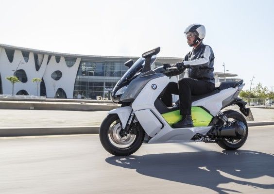 Im Modus „Eco Pro“ sind Beschleunigung und damit Energieentnahme begrenzt, und es wird maximal rekuperiert.  (BMW)