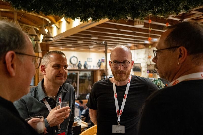 Gemütliche Runde mit (v. l.) Mario Adam (Dacotec), Tobias Schulter-Ostermann (CPN), Ulf Neubauer (HighTi9) und Friedhelm Bäcker (Melados) (Bild: Niklas Christensen)