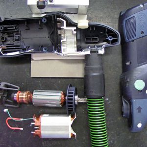 Bild 1: Wicklungsversuchseinrichtung demontiert. Von oben: Gehäuse, Anker mit Kohlenhalter und Lüfter sowie Wicklung mit geklebtem PTC-Sensor.