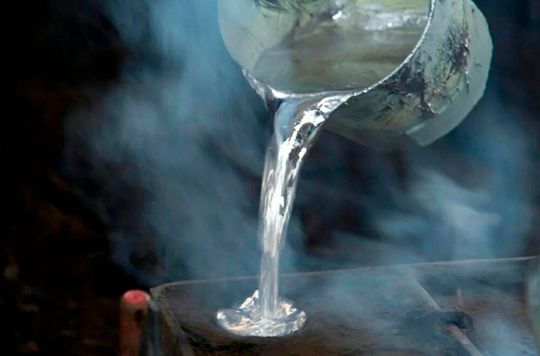 Blick auf den händischen Gießprozess eines Magnesiumteils. Das Leichtmetall führt, bis auf wenige Ausnahmen, als Industriewerkstoff eigentlich ein Schattendasein. Freiberger Forscher sind nun aber dabei, Magnesium mit Blick auf Kosten und Nachhaltigkeit viel attraktiver zu machen.(Bild:  Metal Master)