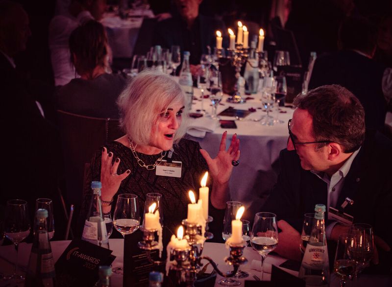 …, ob Datacenter-Insider-Chefredakteurin Ulrike Ostler, im Gespräch mit Günter Eggers - er vertritt NTT Global Data Centers EMEA -hier wohl die Geschmacksexplosion verbildlicht?  (Bild: krassevideos.de / VIT)