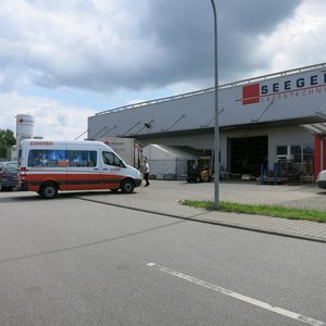 Der Transporter von Kemper fährt bei der Seeger Lasertechnik in Lorsch auf den Hof.