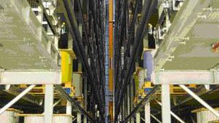 Blick ins Zigarettenlager: Das neue Hochregallager ist 35 m hoch und umfasst sechs Gassen. Bild: Klug (Archiv: Vogel Business Media)