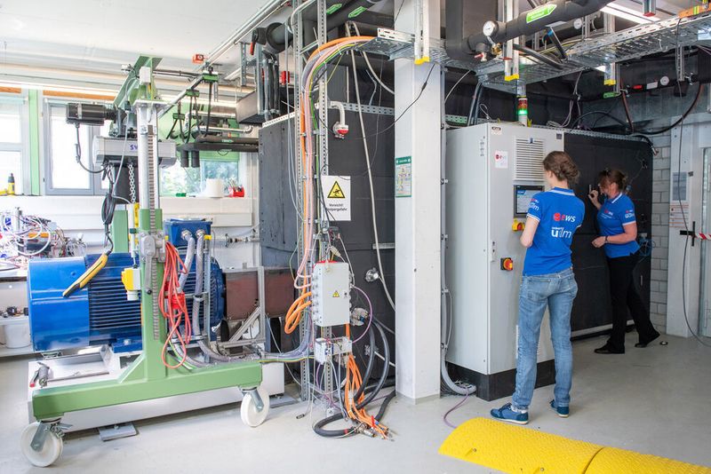 Teststand mit klimatisierter Unterdruckkammer: Der neu entwickelte hybride Gesamtantriebsstrang soll an der Universität Ulm in der Testanlage mit klimatisierter Unterdruckkammer (Im Bild) getestet werden (Elvira Eberhardt/Uni Ulm)