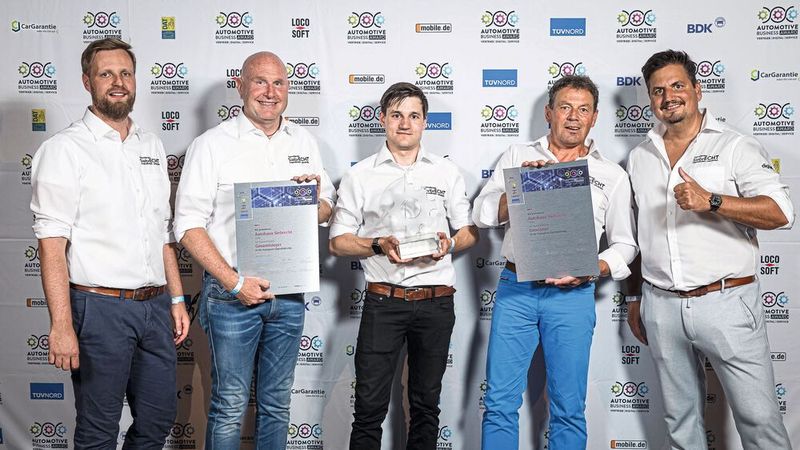 Das Autohaus Siebrecht aus Uslar platzierte sich als Gesamtsieger in der Kategorie Digitalisierung. Der Händler hat unter anderem einen Online-Fahrzeugshop entwickelt, den er auch anderen Unternehmen anbietet. Auch Softwarelösungen wie etwa zur Terminvereinbarung oder Online-Inzahlungnahme gehören zum Portfolio des Opel- und Mitsubishi-Partners. (Bild: Stefan Bausewein)