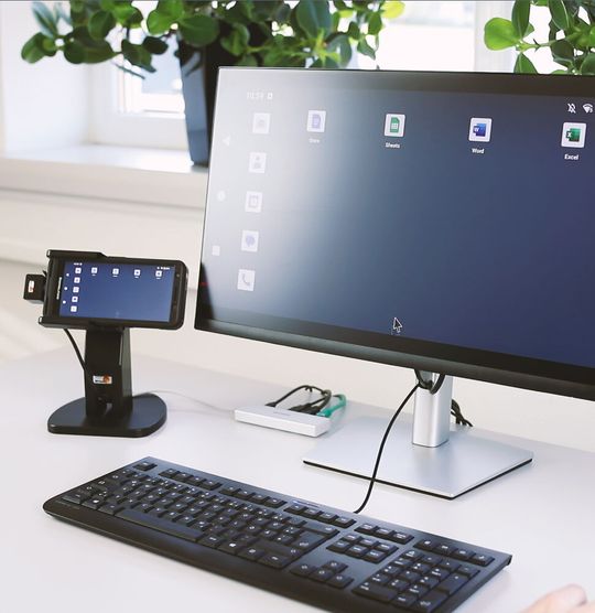 Die Smartphones und Tablets von Pepperl+Fuchs lassen sich dank cleveren Zubehörs nahtlos in verschiedene Arbeitsumgebungen integrieren.  (Bild:  Pepperl+Fuchs)