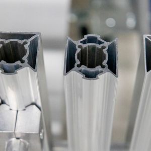 Verschiedene BeeWaTec Aluminiumprofile mit Profilanbindung. In unserem Portfolio finden Sie Profile mit unterschiedlicher Anzahl an Profilanbindungen.(Bild:  BeeWaTec AG)