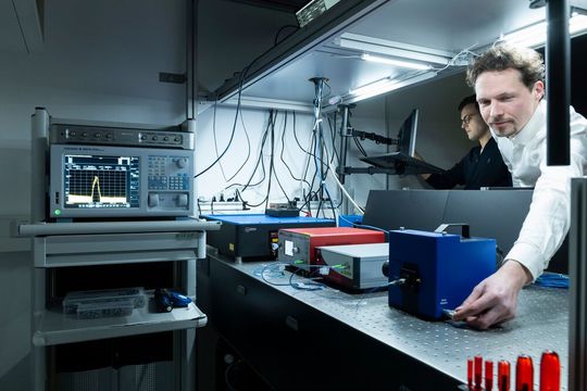 Forscher am Leibnitz-IPHT knüpfen neuronale Netzwerke aus Licht! Mit einer optischen Faser spare man sich damit Tausende von Computerchips. Künstliche Intelligenz spielt dabei auch eine Rolle. Zugute kommt die Innovation etwa der medizinischen Diagnostik. Hier mehr dazu ...(Bild:  S. Döring / Leibnitz-IPHT)