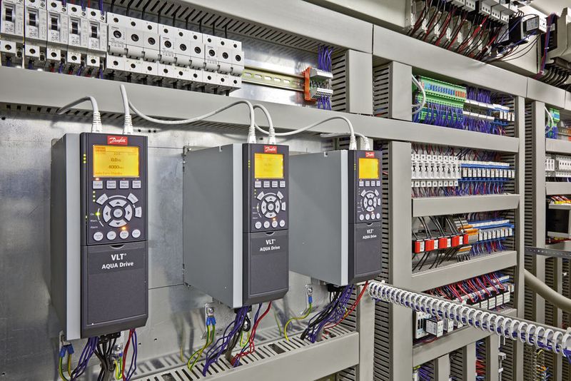 Die Frequenzumrichter von Danfoss werden mit einem standardisierten Funktionsbaustein in die Steuerungsebene integriert. (Phoenix Contact)
