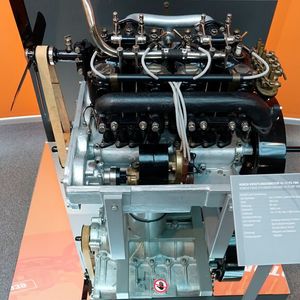 Für die damalige Zeit überaus modern: Der erste Horch-Vierzylinder 14-17 von 1914. Die Steuerung der hängenden Einlassventile erfolgt im Zylinderkopf. Motorenblock und Kolben bestehen bereits aus Aluminiumlegierungen. Ebenso fortschrittlich: eine Doppelzündung (Batterie und Magnet).(Bild:  Dominsky – VCG)