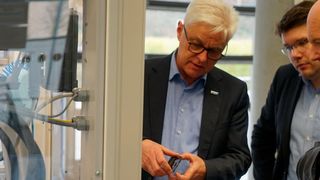 Diskussion über Industrie 4.0 in der Smart Factory Kaiserslautern: das Internet der Dinge ist mehr als nur Fabrikautomation. (Bild: Benedikt Wagner)