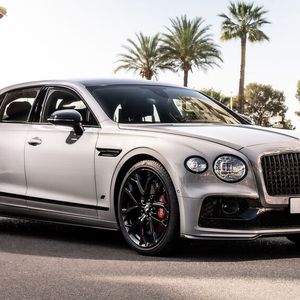 Die neuen Flying Spur S-Modelle sind mit 4,0-Liter-V8-Motor oder V6-Hybridantrieb erhältlich.(Bild:  Autoren-Union Mobilität / Bentley)