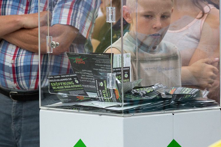 Zur Eröffnung gehört ein ordentliches Gewinnspiel. (Foto: Mirko Haude)