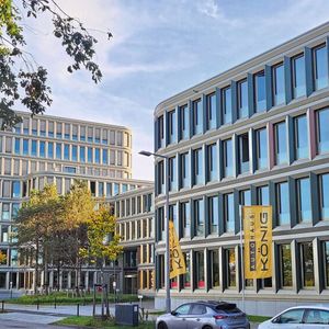 Die neue repräsentative König-Zentrale befindet sich im Wissenschaftspark in Berlin-Adlershof.(Bild:  Autohaus König)