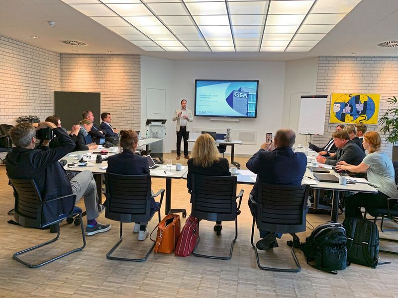 Gea-Produktmanager für aspetische Ventile Pascal Bär beschreibt in seinem Vortrag, was das Stangenmembran-Ventil D-tec von anderen unterscheidet. (Bild: Gea)