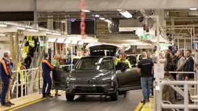 Entering the future: Volvo CEO Håkan Samuelsson drove the first series-production EX60 off the production line himself at the start-of-production event. (Image:Thorsten Weigl/Volvo Cars)