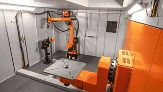 Der Roboterhersteller Kuka ist im Vorfeld tief in die Produktionsabläufe von Stela eingetaucht und hat so die für die Ventilatorherstellung genau zugeschnittene Roboterzelle Cell4_arc aus verschiedenen verfügbaren Standardmodulen konfiguriert. (Bild: sg)